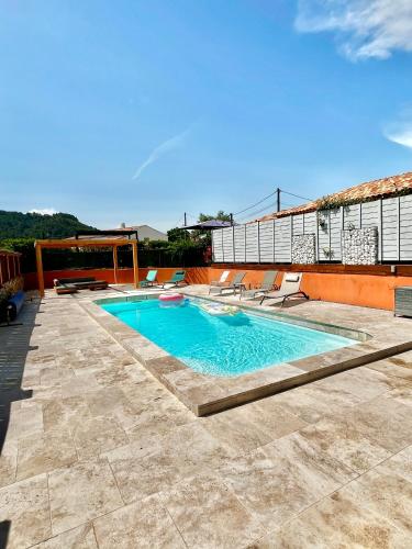 une piscine au sommet d'un immeuble dans l'établissement Hébergement cosy, à Vidauban