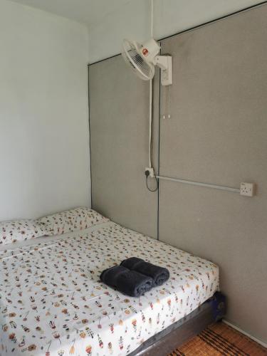 Una cama o camas en una habitación de Merdeka Guest House 2