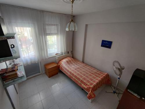 a small bedroom with a bed and a window at Huzurlu Triplex Villa in Bozyazı