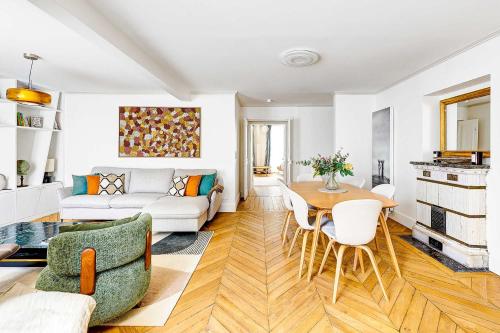 un salon avec un canapé et une table dans l'établissement Appartement de Luxe et Lumineux saint honore pour 6 personnes, à Paris