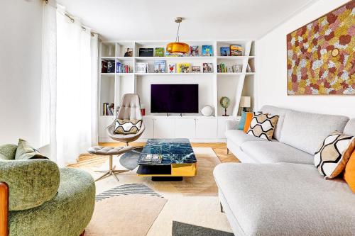 un salon avec un canapé et une table dans l'établissement Appartement de Luxe et Lumineux saint honore pour 6 personnes, à Paris
