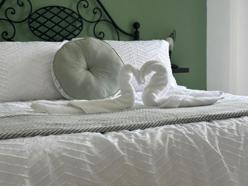 two swans making a heart on a bed at Violeta del Teide in Icod de los Vinos