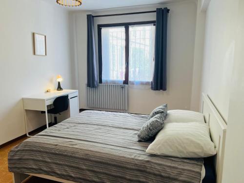 une petite chambre avec un lit et une fenêtre dans l'établissement Soleil confort riquier & Espace 4 P tout equipé, à Nice