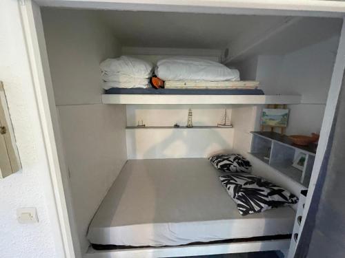 - un petit placard avec 2 lits dans l'établissement T1 avec Piscine à 300m des Plages pour 4 personnes - Résidence SAINT ELME, à La Seyne-sur-Mer