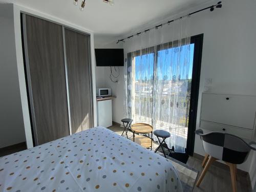 Ένα ή περισσότερα κρεβάτια σε δωμάτιο στο Studio et chambres V I P
