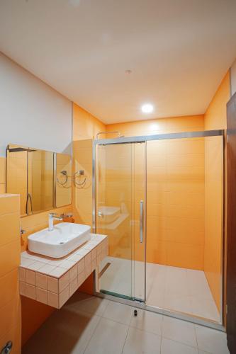 a bathroom with a sink and a shower at Boutique Hotel Kviria in Tʼelavi