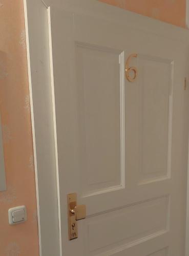 a white door with a handle in a bathroom at Villa Lindenhof in Bad Elster