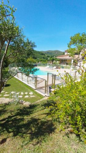 Elle offre une vue sur une piscine avec une clôture. dans l'établissement Les Hauts de Cabanoule Générargues, à Générargues