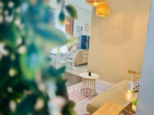 Budget Friendly Staycation walking distance to Venice Mall with Netflix and Wifi