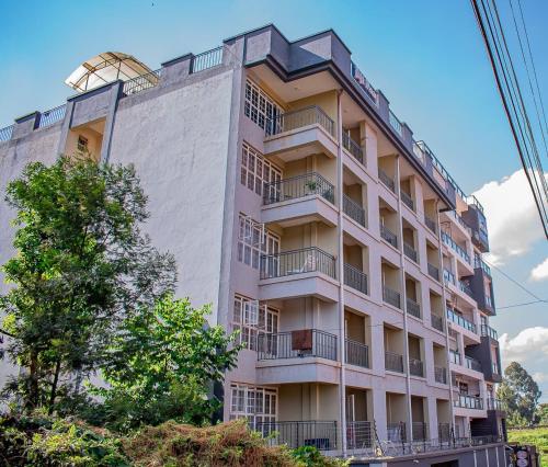 Un edificio con balcones a los lados. en Blooming homes, en Ruaka