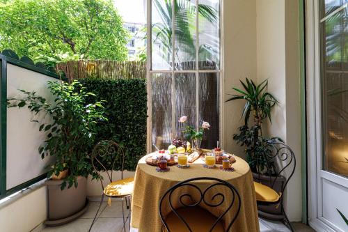 - une table sur un balcon avec des boissons dans l'établissement SAINT PHILIPPE 7 - Superb City Center Suite Apartment, à Nice
