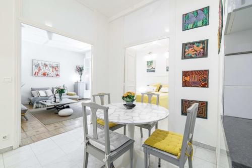 une salle à manger et un salon avec une table et des chaises dans l'établissement SAINT PHILIPPE 7 - Superb City Center Suite Apartment, à Nice