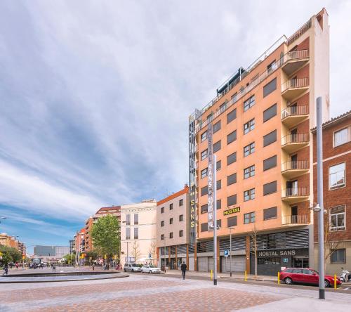 una calle en una ciudad con edificios altos en Hostal Sans, en Barcelona