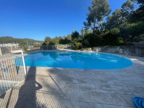 une grande piscine avec de l'eau bleue dans l'établissement T1 avec Piscine à 300m des Plages pour 4 personnes - Résidence SAINT ELME, à La Seyne-sur-Mer