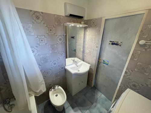 une salle de bain avec toilettes et lavabo dans l'établissement T1 avec Piscine à 300m des Plages pour 4 personnes - Résidence SAINT ELME, à La Seyne-sur-Mer