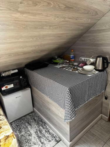 Una cocina con una mesa y una estufa en una habitación. en KendovDvorec, en Chişinău