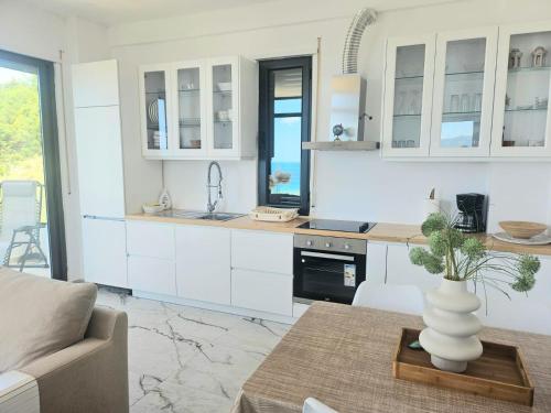 O bucătărie sau chicinetă la Sea loft