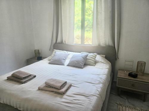 Un pat sau paturi într-o cameră la Sea loft