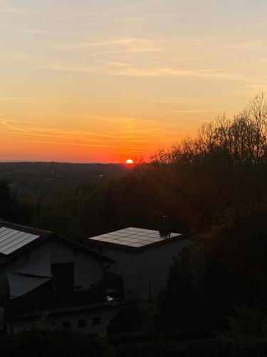 a sunset with the sun setting in the distance at Apartament z kotem in Bielsko-Biala