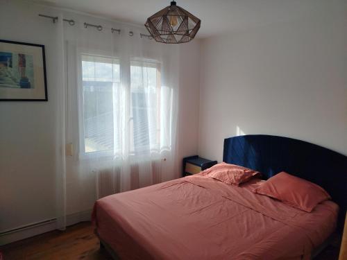 - une chambre avec un lit doté d'une fenêtre et d'une lampe dans l'établissement Maison le Cerisier, à Amiens