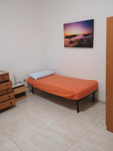 ławka w pokoju z obrazem na ścianie w obiekcie CASA DEL VINCE w mieście Torre Ovo