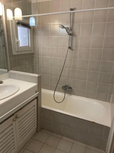 une salle de bain avec une douche, une baignoire et un lavabo dans l'établissement Bonifacio accès mer et golf - vue exceptionnelle, à Bonifacio