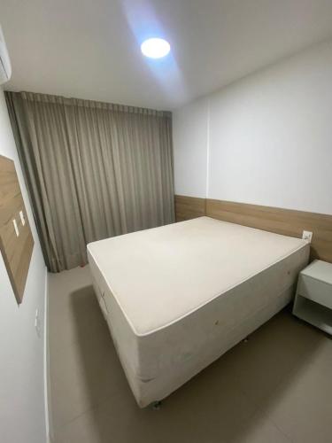 a bedroom with a large white bed in a room at Parque Shopping Flat - Vizinho Shopping Riomar - Pina in Recife