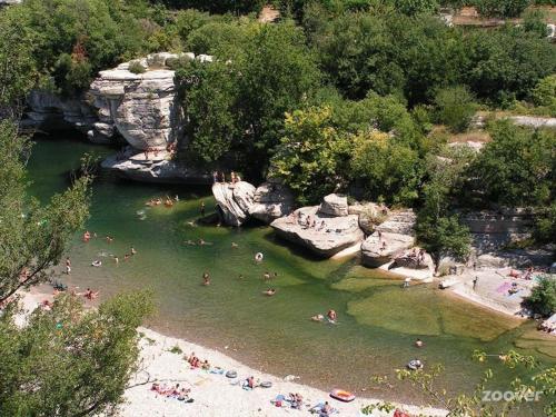 Photo de la galerie de l'établissement Gites de Bizac spot baignade Labeaume 10 mn à pieds, à Ruoms