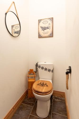 La salle de bains est pourvue de toilettes et d'un siège en bois. dans l'établissement Panorama 2000, 4pers, Local à Ski, Confort, à La Celle-sous-Gouzon