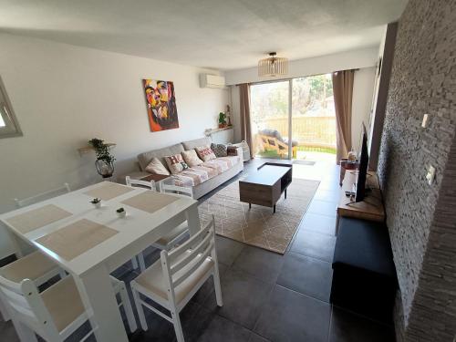 un salon avec une table et un canapé dans l'établissement Appartement Fréjus Plage, à Fréjus