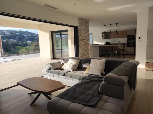 un salon avec un canapé et une table dans l'établissement Haut de Villa avec piscine, à Bastelicaccia