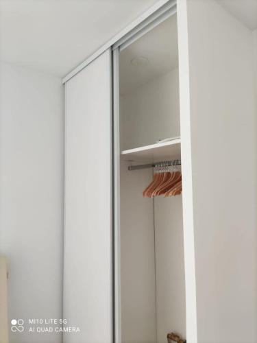 un placard vide avec une porte en verre dans l'établissement Appartement proche des puces de Saint-Ouen, à Saint-Ouen