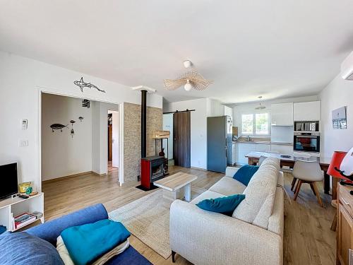 un salon avec un canapé et une table dans l'établissement Maison avec jardin sur marseillan, à Marseillan