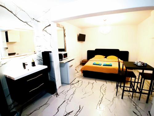 Ảnh trong thư viện ảnh của Charmante chambre au rdc- parking gratuit extérieur ở La Ciotat