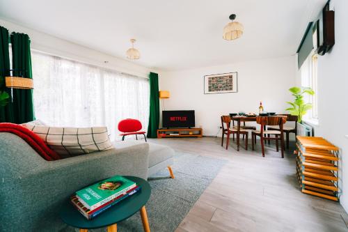 a living room with a couch and a table at 2 Bedroom Apartment Near London Bridge with a Garden in London