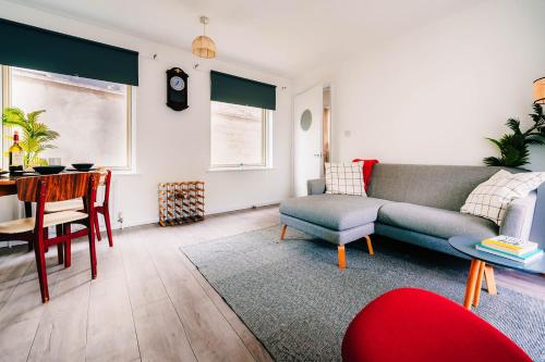 a living room with a couch and a table at 2 Bedroom Apartment Near London Bridge with a Garden in London