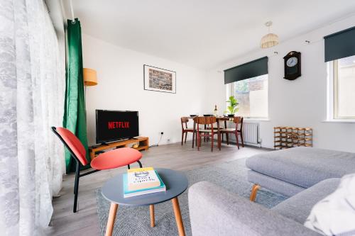 a living room with a couch and a table at 2 Bedroom Apartment Near London Bridge with a Garden in London
