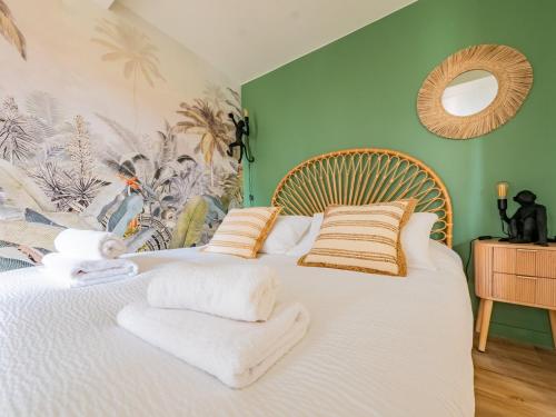 une chambre avec un lit avec des serviettes blanches dessus dans l'établissement OIQIA • Advena • Floralis, à Annonay