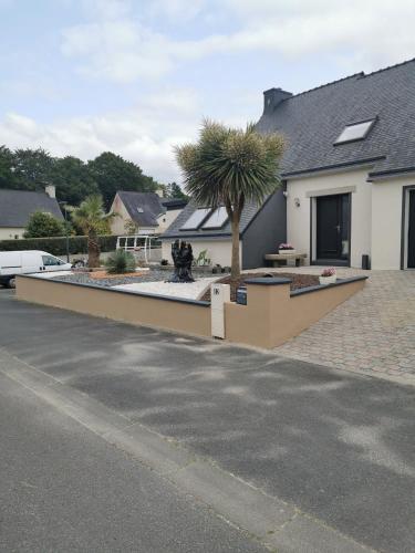 Photo de la galerie de l'établissement Maison avec jacuzzi et jardin, à Landivisiau