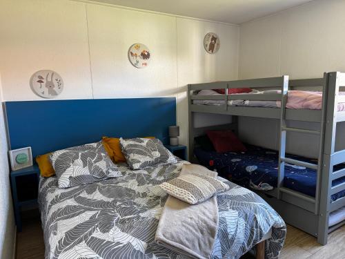 Katil atau katil-katil dalam bilik di Maisonnette au calme, résidence piscine et wifi, lac, océan