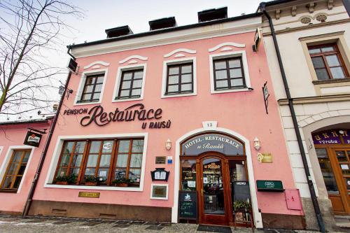 Velká BítešにあるPenzion U Raušůのピンクの建物