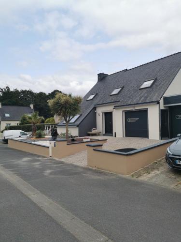 Photo de la galerie de l'établissement Maison avec jacuzzi et jardin, à Landivisiau