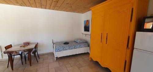 Postel nebo postele na pokoji v ubytování A La Topaze #Gîte calme #3 pers #Piscine privée #Cholet #Wifi haut débit #Préau #Cholet #Parc japonais #Puy du F ou
