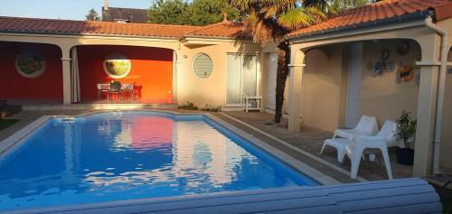 Kolam renang di atau dekat dengan A La Topaze #Gîte calme #3 pers #Piscine privée #Cholet #Wifi haut débit #Préau #Cholet #Parc japonais #Puy du F ou