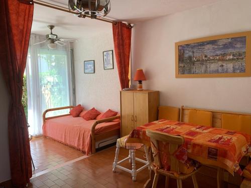 une chambre avec un lit, une table et une fenêtre dans l'établissement Résidence Plein Sud, à Argelès-sur-Mer