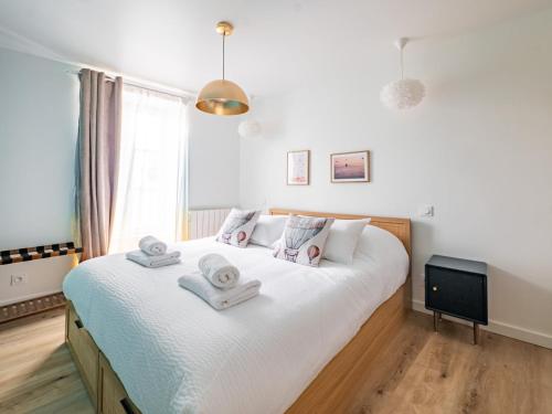 une chambre avec un lit avec des serviettes dessus dans l'établissement OIQIA • Advena • Montgolfier, à Annonay