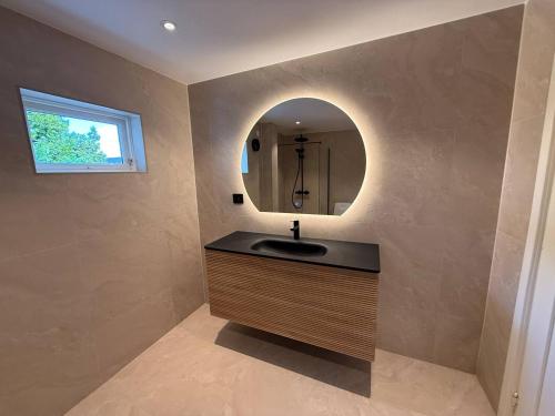 a bathroom with a sink and a mirror at Moderne hus i sentrum av Lillestrøm in Lillestrøm