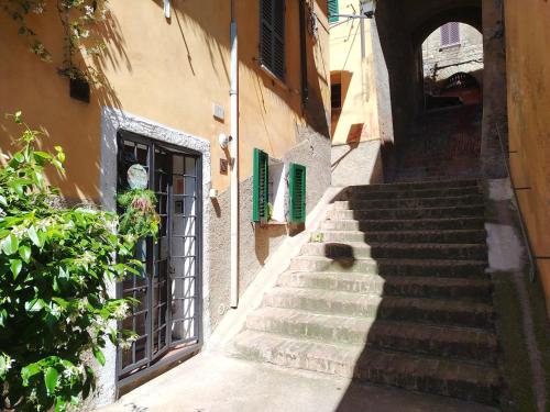 un callejón con escaleras que conducen a una puerta en Appartamento Centro Storico - Perugia, centro, en Perugia