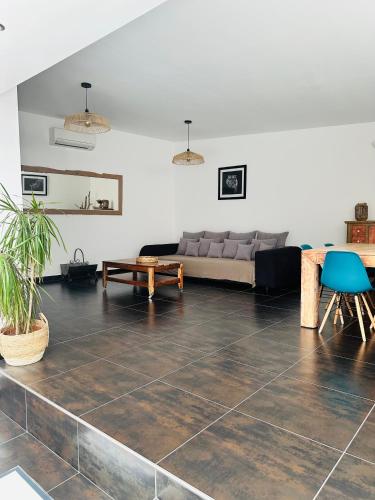 un salon avec un canapé et une table dans l'établissement Charmant appartement 6 couchages, à Sommières