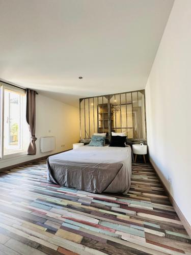 une chambre avec un grand lit et un tapis dans l'établissement Charmant appartement 6 couchages, à Sommières